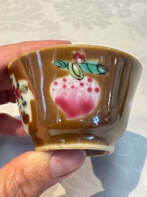 A Chinese famille verte teapot and three famille rose capucine-ground cups and saucers, Kangxi/Qianlong — photo 42