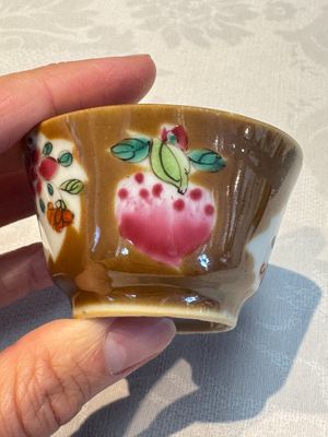 A Chinese famille verte teapot and three famille rose capucine-ground cups and saucers, Kangxi/Qianlong — photo 44
