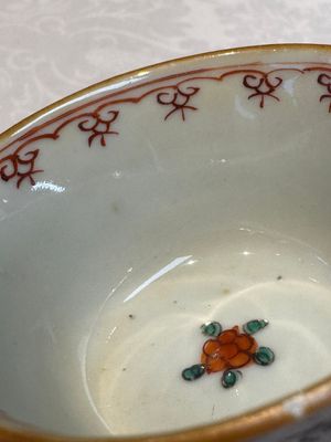 A Chinese famille verte teapot and three famille rose capucine-ground cups and saucers, Kangxi/Qianlong — photo 47