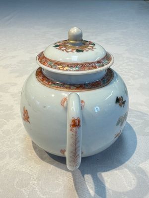 A Chinese famille verte teapot and three famille rose capucine-ground cups and saucers, Kangxi/Qianlong — photo 5