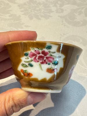A Chinese famille verte teapot and three famille rose capucine-ground cups and saucers, Kangxi/Qianlong — photo 53