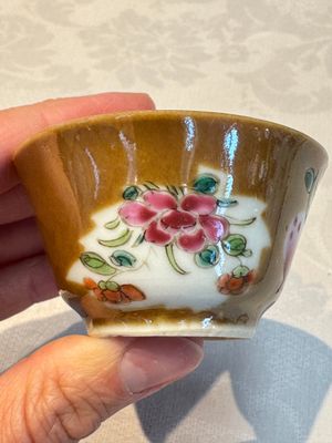 A Chinese famille verte teapot and three famille rose capucine-ground cups and saucers, Kangxi/Qianlong — photo 55