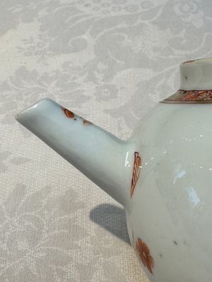A Chinese famille verte teapot and three famille rose capucine-ground cups and saucers, Kangxi/Qianlong — photo 6