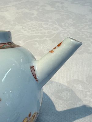A Chinese famille verte teapot and three famille rose capucine-ground cups and saucers, Kangxi/Qianlong — photo 7