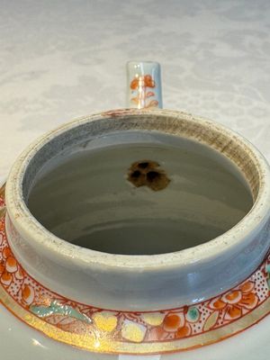 A Chinese famille verte teapot and three famille rose capucine-ground cups and saucers, Kangxi/Qianlong — photo 8