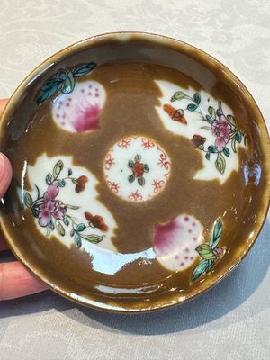 A Chinese famille verte teapot and three famille rose capucine-ground cups and saucers, Kangxi/Qianlong — photo 86