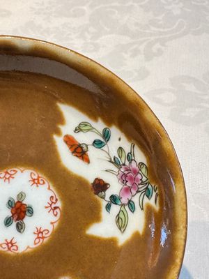 A Chinese famille verte teapot and three famille rose capucine-ground cups and saucers, Kangxi/Qianlong — photo 89