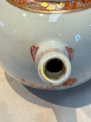 A Chinese famille verte teapot and three famille rose capucine-ground cups and saucers, Kangxi/Qianlong — photo 9