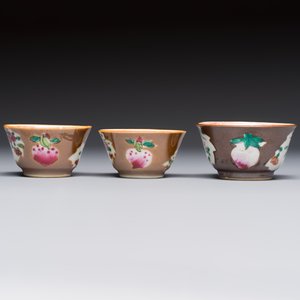 A Chinese famille verte teapot and three famille rose capucine-ground cups and saucers, Kangxi/Qianlong — photo 11