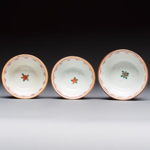 A Chinese famille verte teapot and three famille rose capucine-ground cups and saucers, Kangxi/Qianlong — photo 12