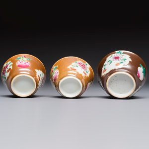A Chinese famille verte teapot and three famille rose capucine-ground cups and saucers, Kangxi/Qianlong — photo 13