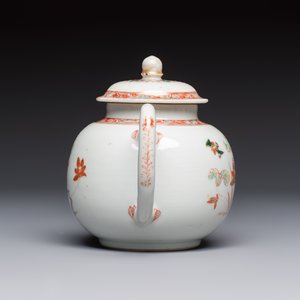 A Chinese famille verte teapot and three famille rose capucine-ground cups and saucers, Kangxi/Qianlong — photo 3