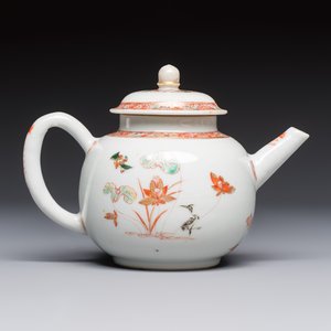 A Chinese famille verte teapot and three famille rose capucine-ground cups and saucers, Kangxi/Qianlong — photo 4