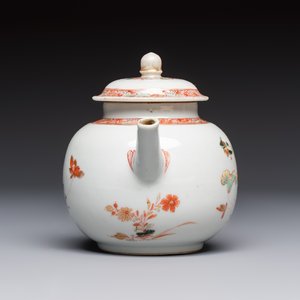 A Chinese famille verte teapot and three famille rose capucine-ground cups and saucers, Kangxi/Qianlong — photo 5