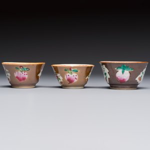 A Chinese famille verte teapot and three famille rose capucine-ground cups and saucers, Kangxi/Qianlong — photo 9