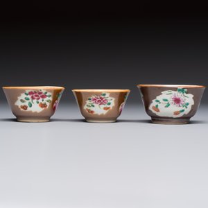 A Chinese famille verte teapot and three famille rose capucine-ground cups and saucers, Kangxi/Qianlong — photo 10