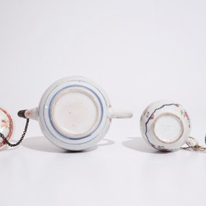 A Chinese famille verte teapot, Kangxi, and a famille rose milk jug, Qianlong — 照片 7