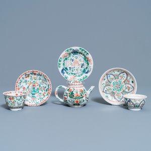 A Chinese famille verte teapot, two cups and three saucers, Kangxi — 照片 1