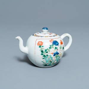 A Chinese famille verte teapot with a bird on a blossoming branch, Kangxi — photo 1