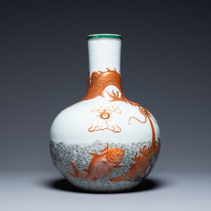 A Chinese famille verte 'tianqiu ping' vase with a dragon and carps, Qianlong mark, 19th C. — 照片 2
