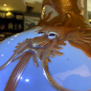 A Chinese famille verte 'tianqiu ping' vase with a dragon and carps, Qianlong mark, 19th C. — 照片 24