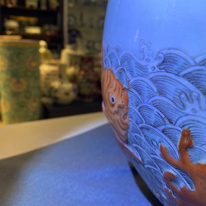 A Chinese famille verte 'tianqiu ping' vase with a dragon and carps, Qianlong mark, 19th C. — 照片 27