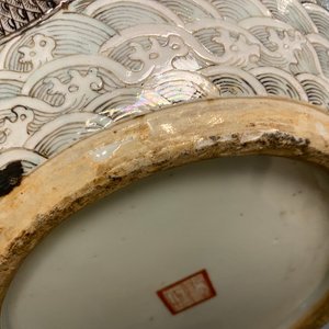 A Chinese famille verte 'tianqiu ping' vase with a dragon and carps, Qianlong mark, 19th C. — 照片 32