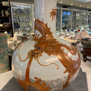 A Chinese famille verte 'tianqiu ping' vase with a dragon and carps, Qianlong mark, 19th C. — 照片 34