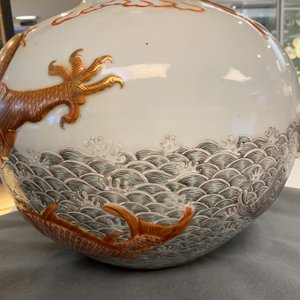 A Chinese famille verte 'tianqiu ping' vase with a dragon and carps, Qianlong mark, 19th C. — 照片 43