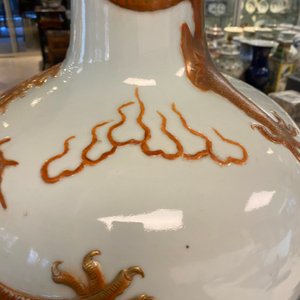 A Chinese famille verte 'tianqiu ping' vase with a dragon and carps, Qianlong mark, 19th C. — 照片 44