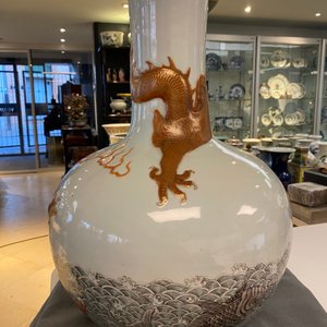 A Chinese famille verte 'tianqiu ping' vase with a dragon and carps, Qianlong mark, 19th C. — 照片 47