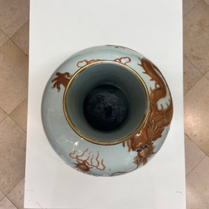 A Chinese famille verte 'tianqiu ping' vase with a dragon and carps, Qianlong mark, 19th C. — 照片 56