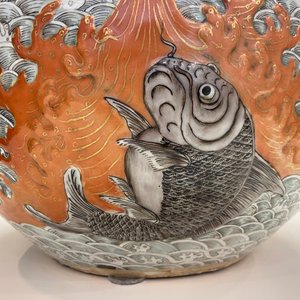 A Chinese famille verte 'tianqiu ping' vase with a dragon and carps, Qianlong mark, 19th C. — 照片 58