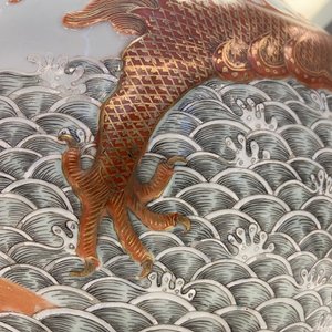 A Chinese famille verte 'tianqiu ping' vase with a dragon and carps, Qianlong mark, 19th C. — 照片 59