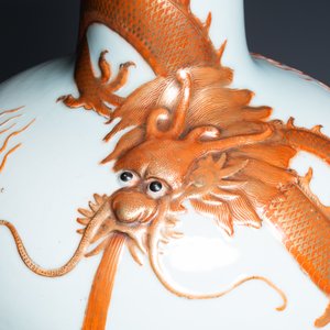 A Chinese famille verte 'tianqiu ping' vase with a dragon and carps, Qianlong mark, 19th C. — 照片 8