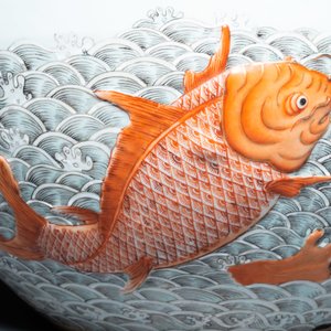 A Chinese famille verte 'tianqiu ping' vase with a dragon and carps, Qianlong mark, 19th C. — 照片 10