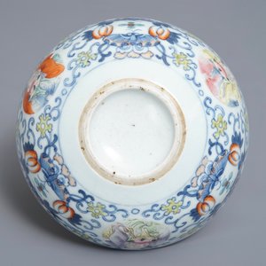 A Chinese famille verte vase and a famille rose bowl, 19th C. — photo 12