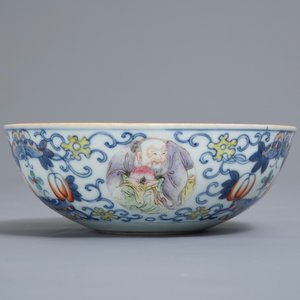 A Chinese famille verte vase and a famille rose bowl, 19th C. — photo 9