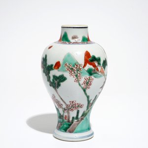 A Chinese famille verte vase and a pair of plates, Kangxi — photo 7