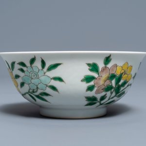 A Chinese famille verte vase and an 'anhua' dragon bowl, Kangxi mark, 19th C. — photo 7