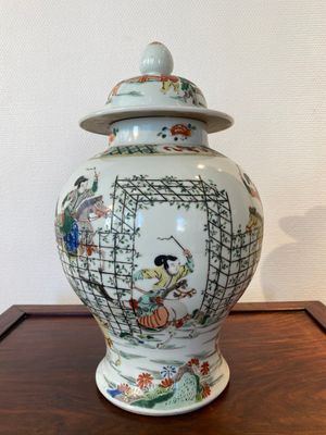 A Chinese famille verte vase and cover, 19th C. — photo 2