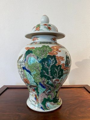 A Chinese famille verte vase and cover, 19th C. — photo 4