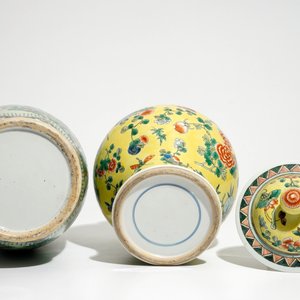 A Chinese famille verte vase and cover and a Canton turquoise-ground vase, 19/20th C. — photo 6