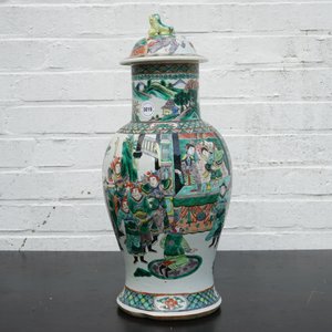 A Chinese famille verte vase and cover with a court scene, 19th C. — 照片 7