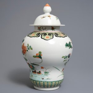 A Chinese famille verte vase and cover with birds and phoenixes, 19th C. — photo 3