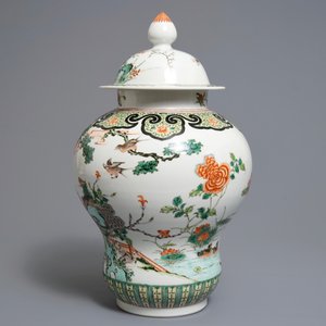 A Chinese famille verte vase and cover with birds and phoenixes, 19th C. — photo 4