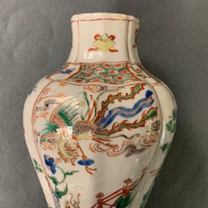 A Chinese famille verte vase and cover with mythical beasts, Kangxi — 照片 13
