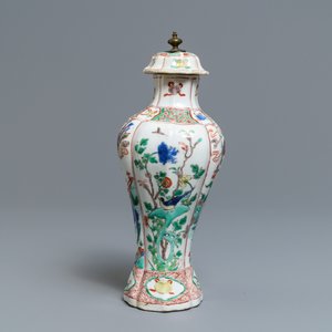 A Chinese famille verte vase and cover with mythical beasts, Kangxi — 照片 4