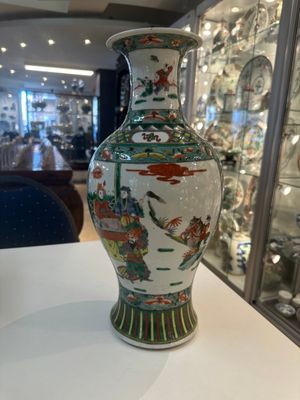A Chinese famille verte vase and two covered vases, 19th C. — photo 1