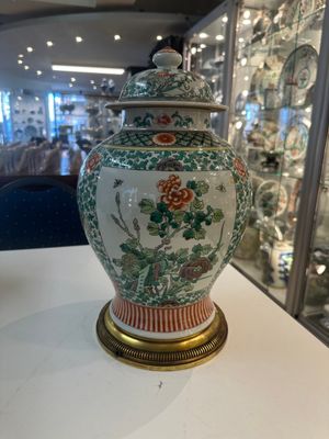 A Chinese famille verte vase and two covered vases, 19th C. — photo 20